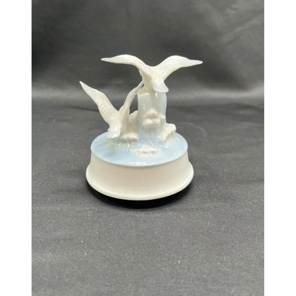 Otigiri bird music box seagulls on wave plays 